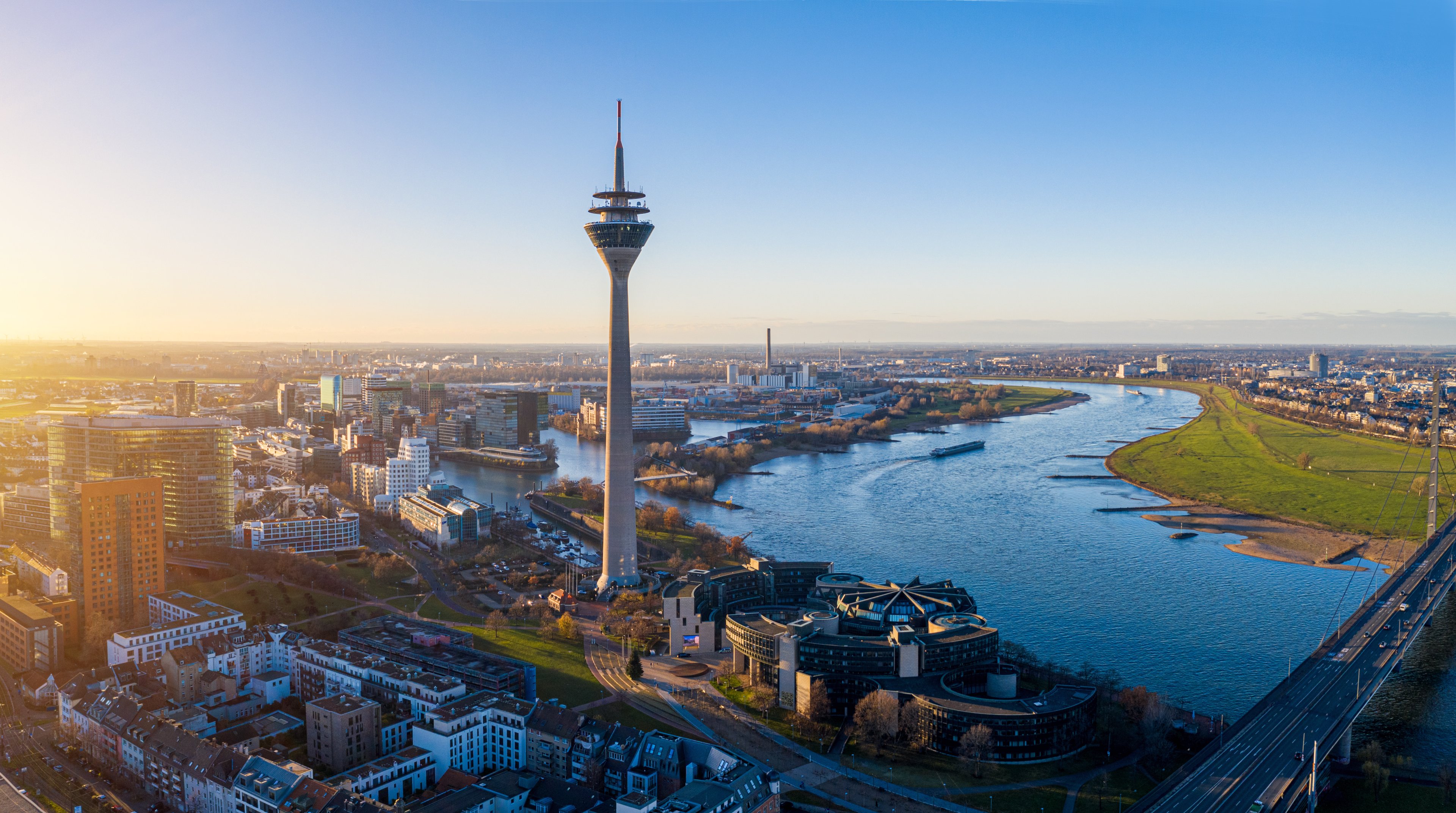 Düsseldorf mit Rheinturm und Rhein